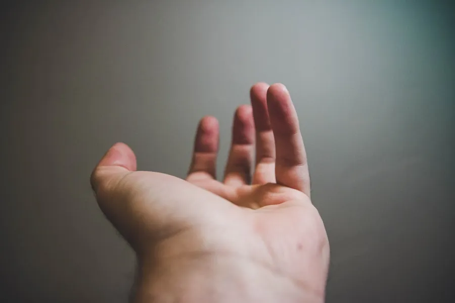 Ilustrasi mimpi tapak tangan — focus photography of person's open hand