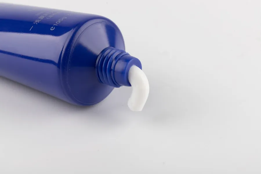 Ilustrasi mimpi tapal gigi — blue and white plastic bottle