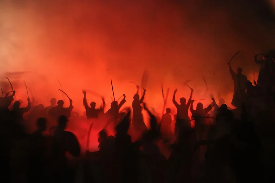 Ilustrasi mimpi tarik tambang — people gathering on street during nighttime