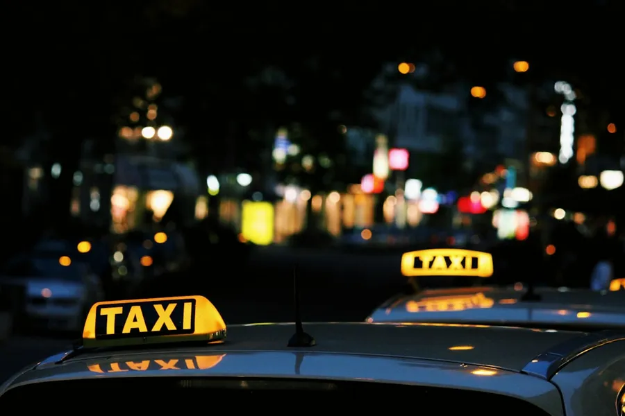 Ilustrasi mimpi taxi — shallow focus photography of Taxi signage