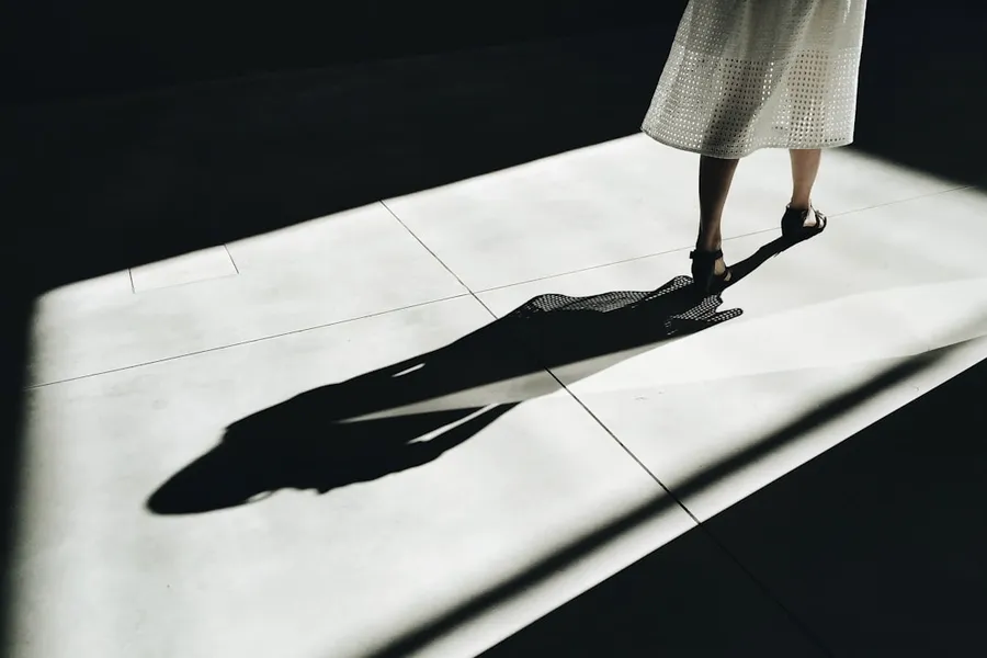Ilustrasi mimpi telanjang — woman walking with shadow