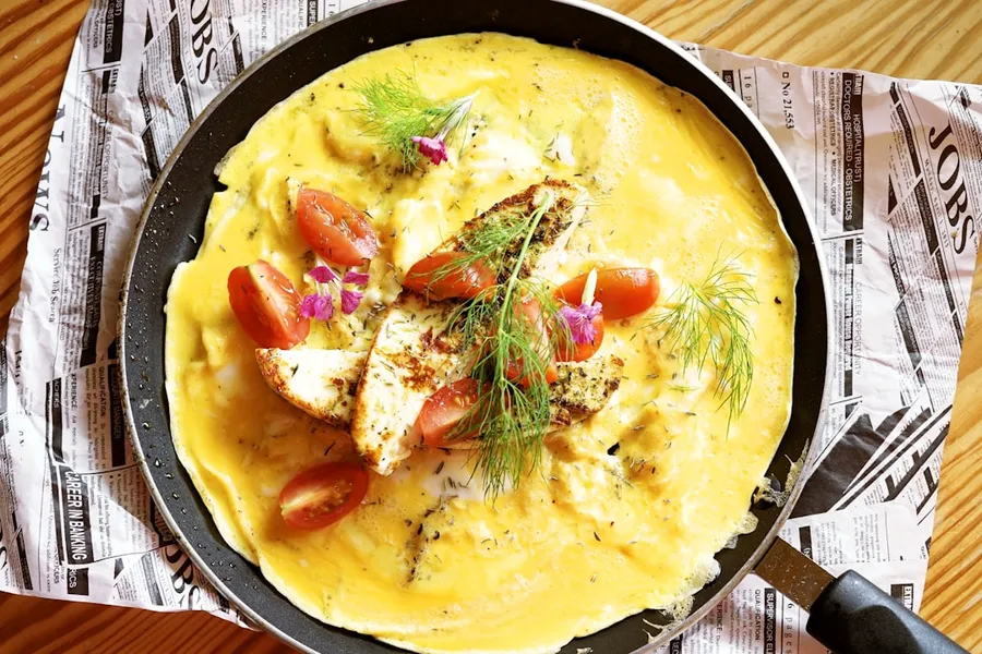 Ilustrasi mimpi telur dadar — a bowl of soup
