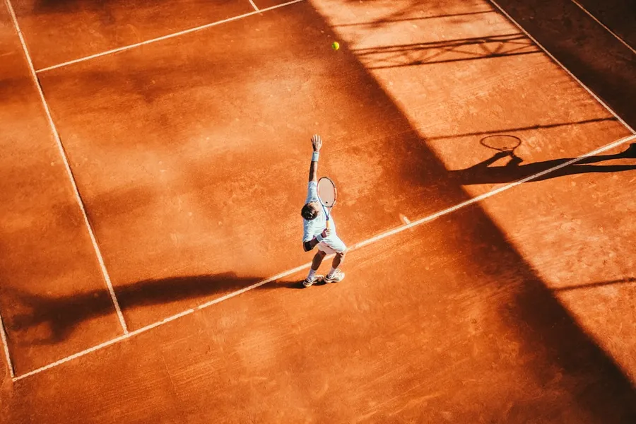 Ilustrasi mimpi tenis — man playing tennis