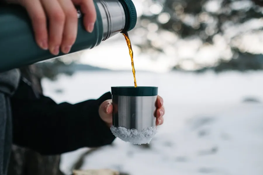 Ilustrasi mimpi termos — person pouring a mug