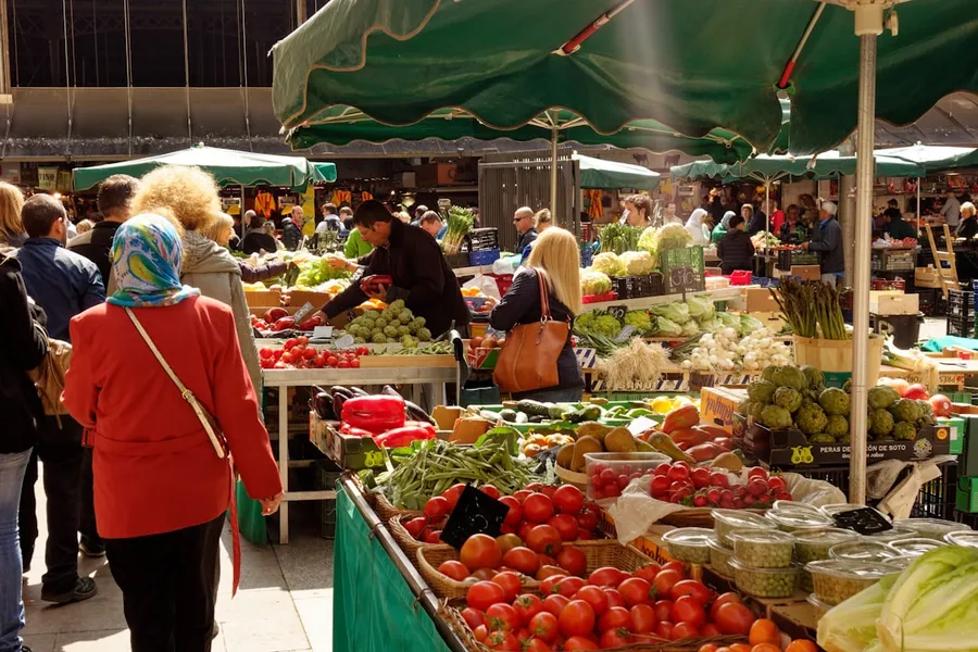 Ilustrasi mimpi tersesat di pasar — people in market during daytime