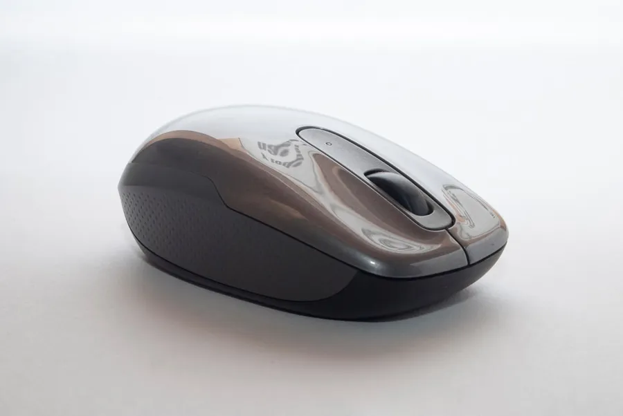 Ilustrasi mimpi tikus — closeup photo of gray and black cordless mouse