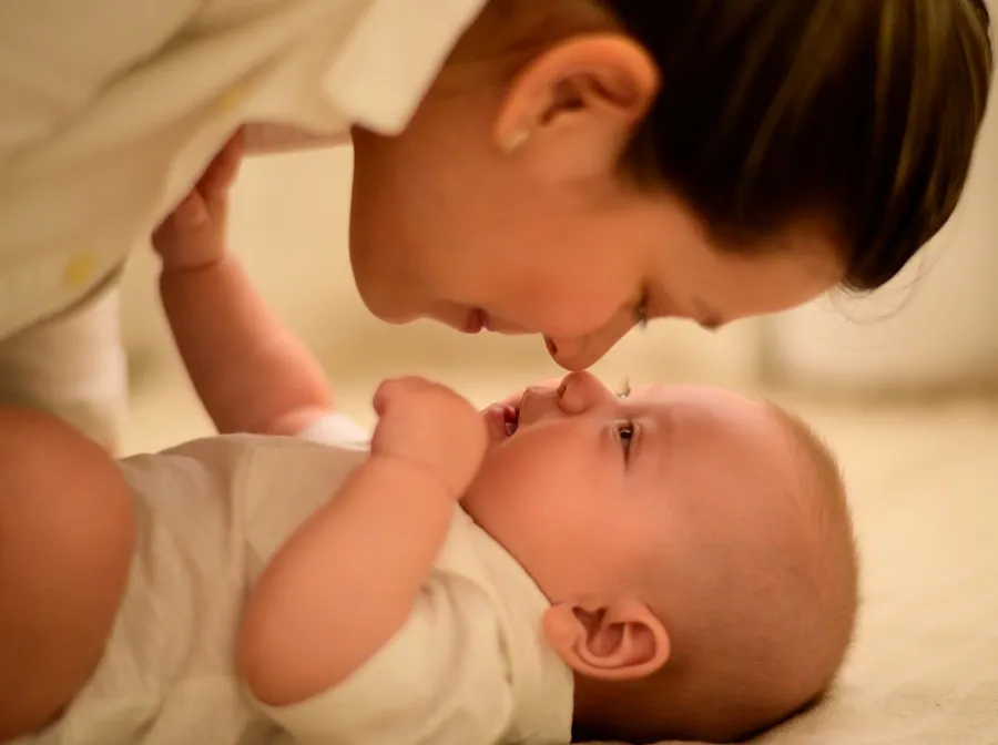 Ilustrasi mimpi timang anak — mom and child photo