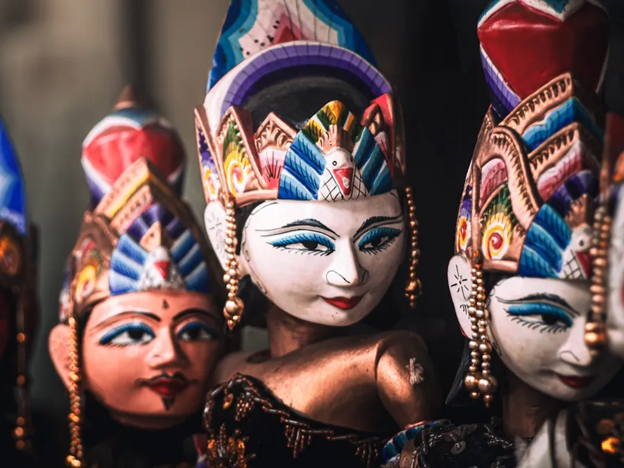 Ilustrasi mimpi togog — Three colorful traditional indonesian puppets in a row