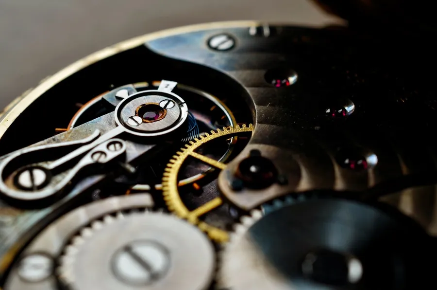 Ilustrasi mimpi tukang jam — a close up of a watch face with the gears missing