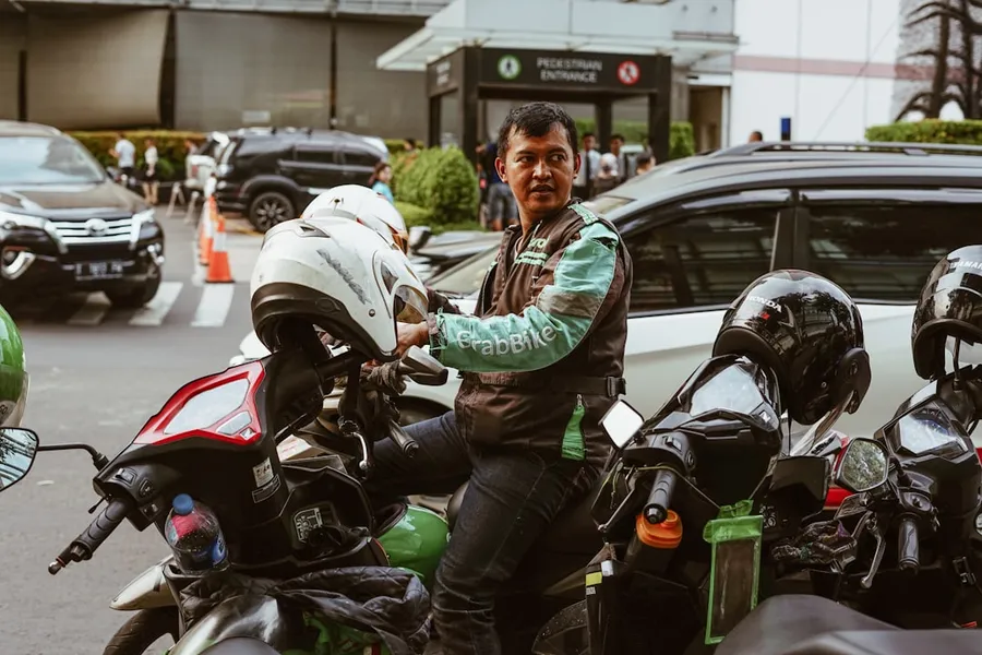 Ilustrasi mimpi tukang ojek — man riding motorcycle