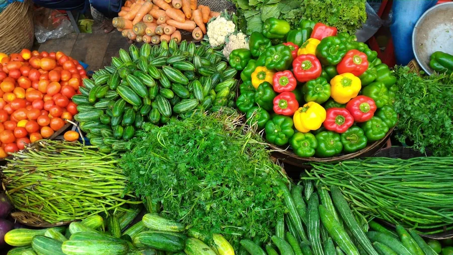 Ilustrasi mimpi tukang sayur — green and yellow bell peppers