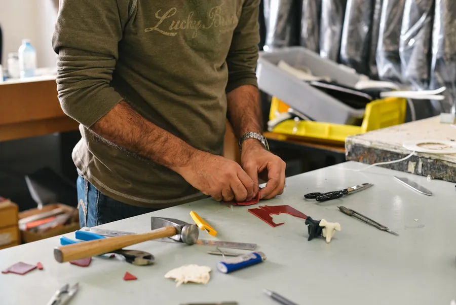 Ilustrasi mimpi tukang servis — man holding tool in front of table
