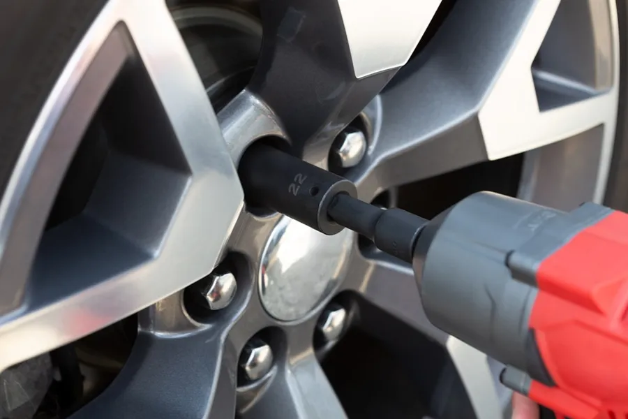 Ilustrasi mimpi tukar ban — black and silver car wheel