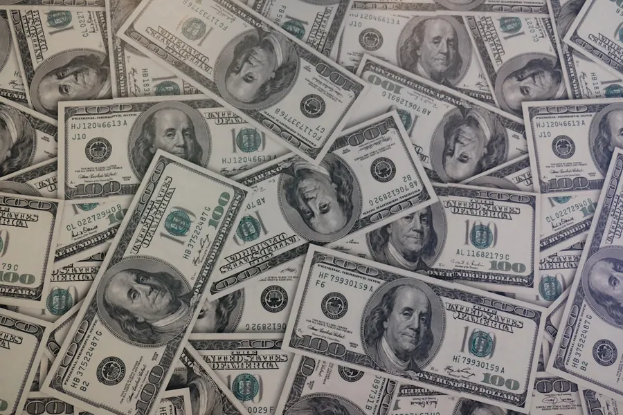 Ilustrasi mimpi uang banyak — 100 U.S. dollar banknote lot
