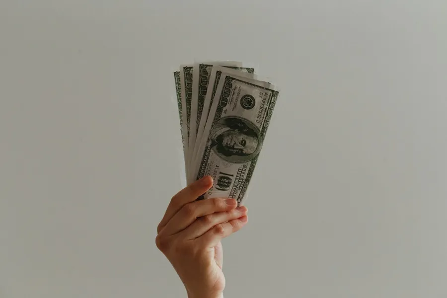 Ilustrasi mimpi uang logam — 100 US dollar banknote