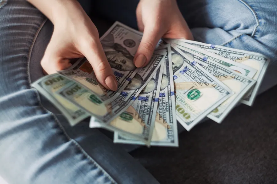 Ilustrasi mimpi uang sokongan — fan of 100 U.S. dollar banknotes