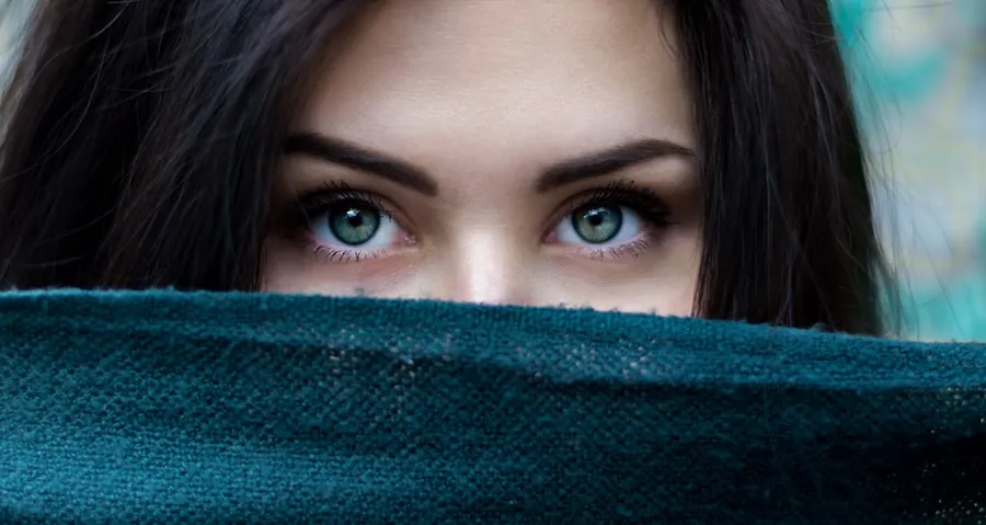 Ilustrasi mimpi wanita cantik — a close up of a person with blue eyes