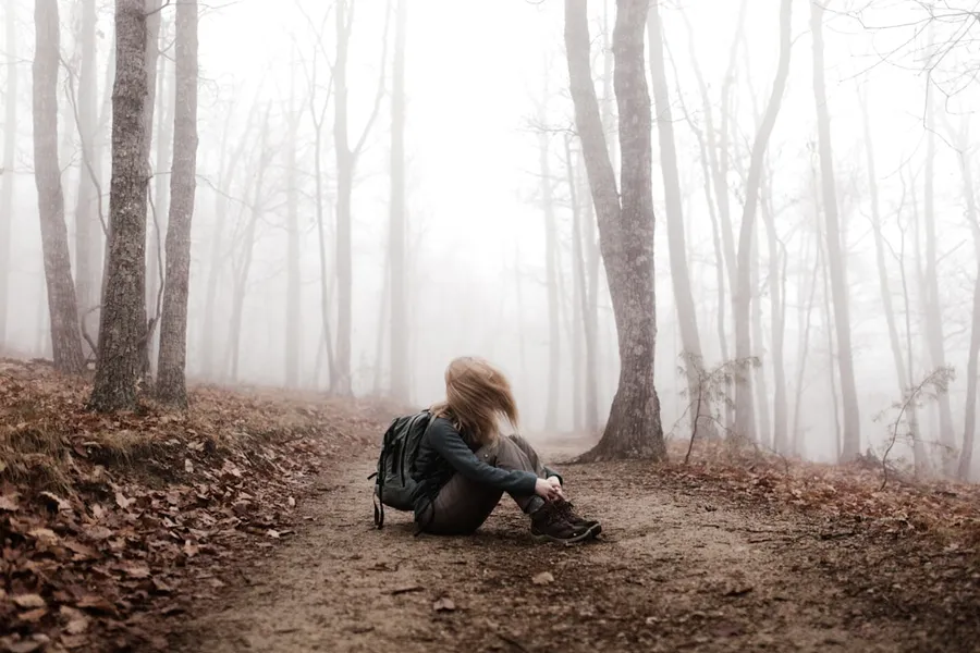 Ilustrasi mimpi wanita hilang — woman sitting on land