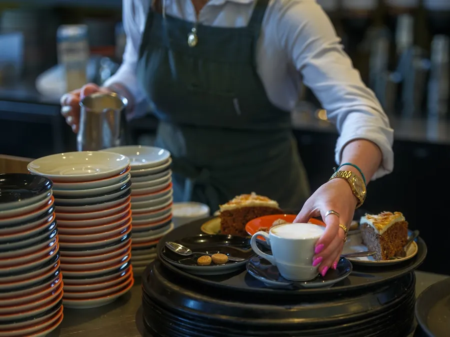 Ilustrasi mimpi wanita pelayan — A waitress serves cake and coffee.
