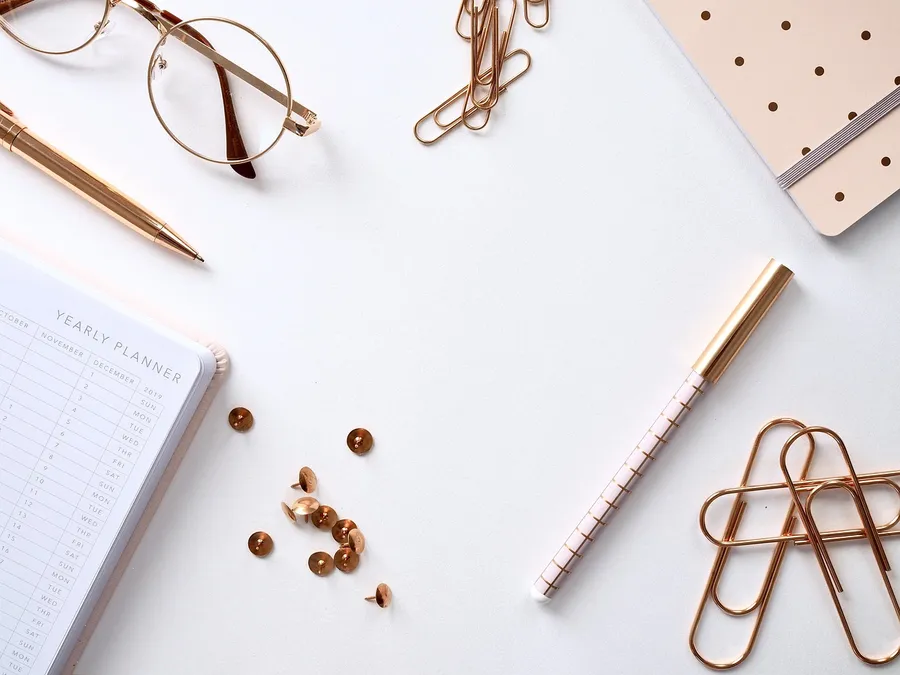 Ilustrasi mimpi x-files — notebook, desk, paper, desktop, flat lay, office, business, table, work, space, note, workplace, pencil, workspace, creative, writing, texture, notepad, modern,